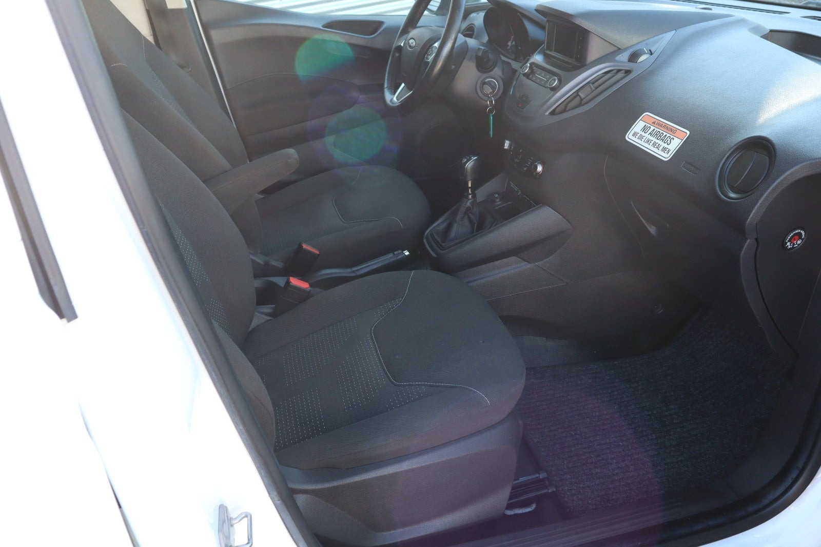 Hvid Ford Transit Courier fra 2020
