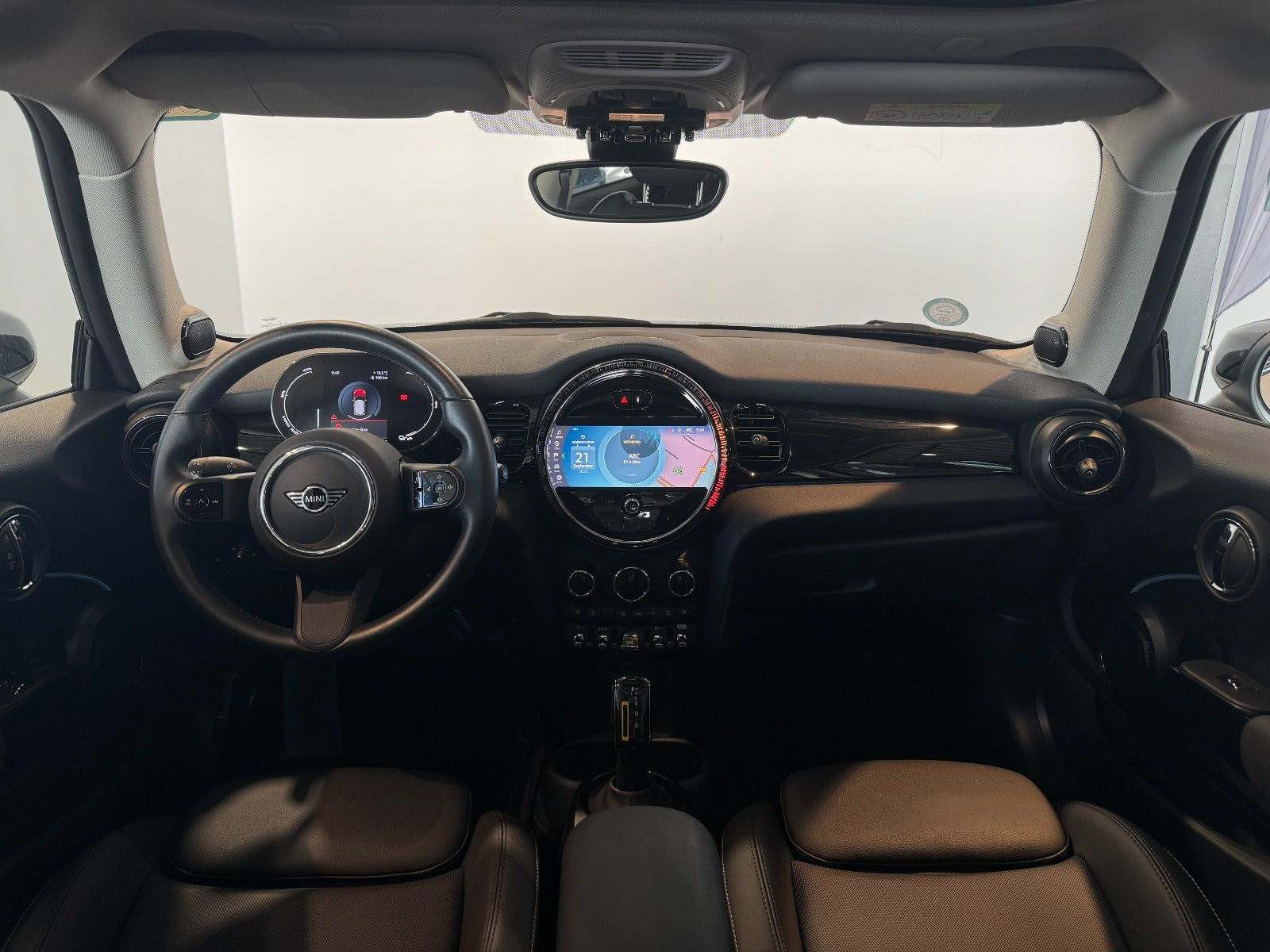Hvid Mini Cooper SE fra 2023