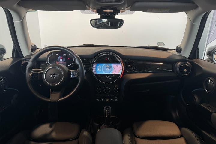 Hvid Mini Cooper SE fra 2023