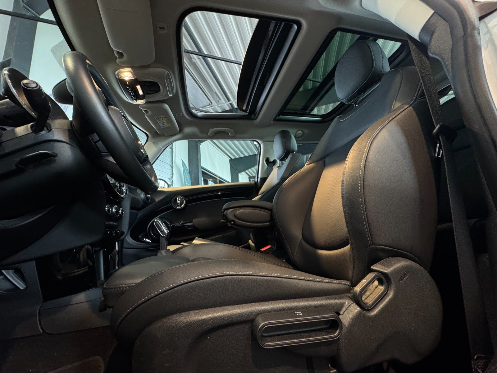 Hvid Mini Cooper SE fra 2023