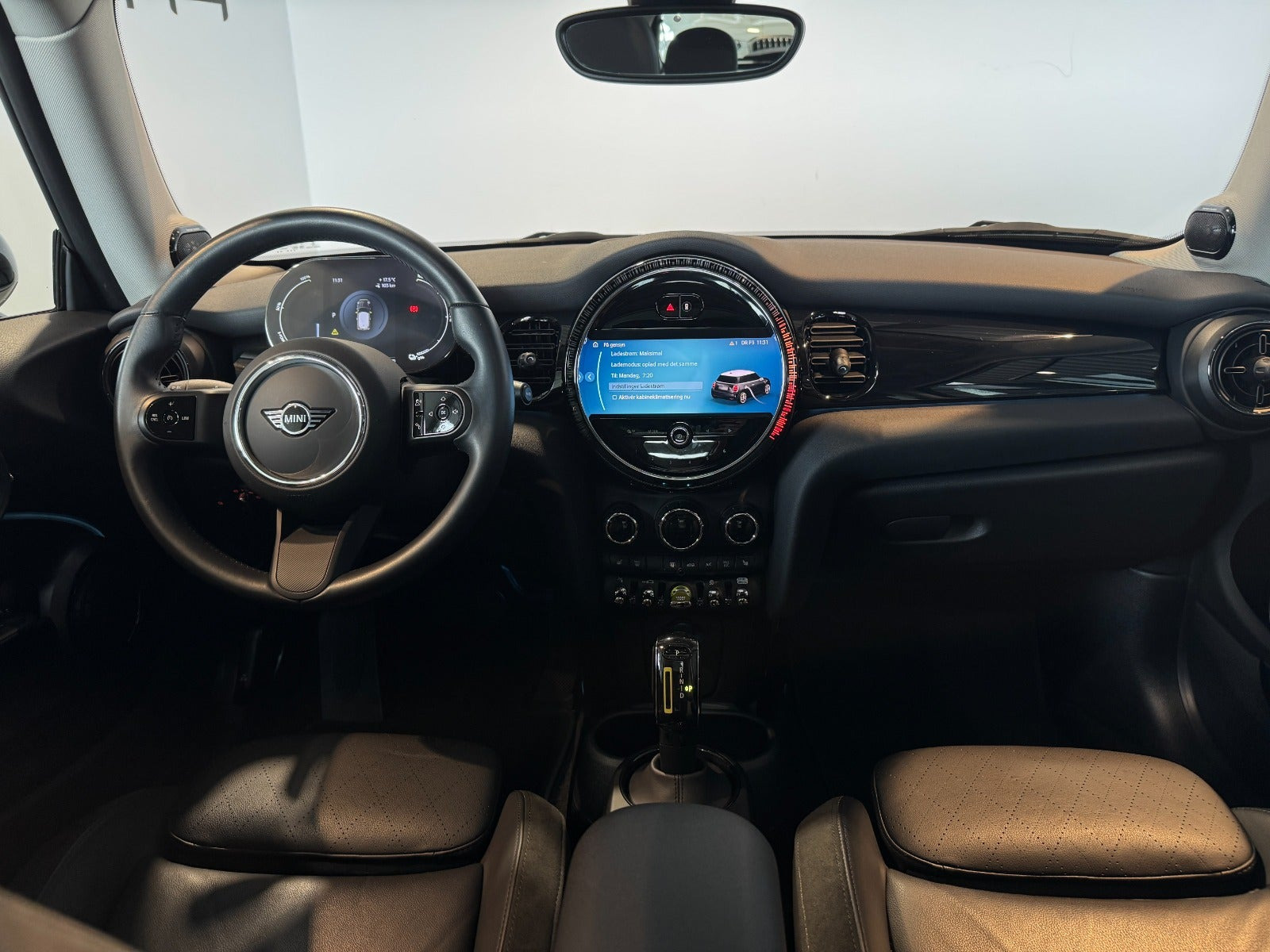 Hvid Mini Cooper SE fra 2023