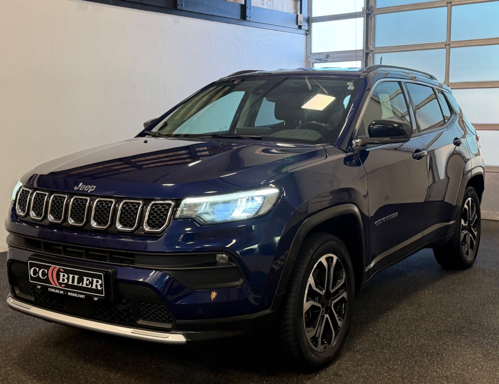Blå Jeep Compass fra 2021