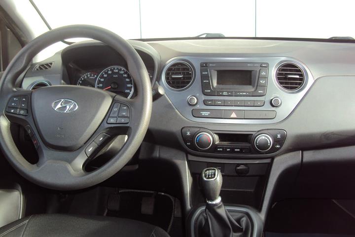 Grå Hyundai i10 fra 2017