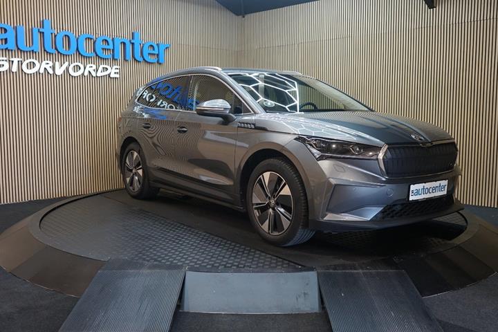 Grå Skoda Enyaq fra 2024 set udefra