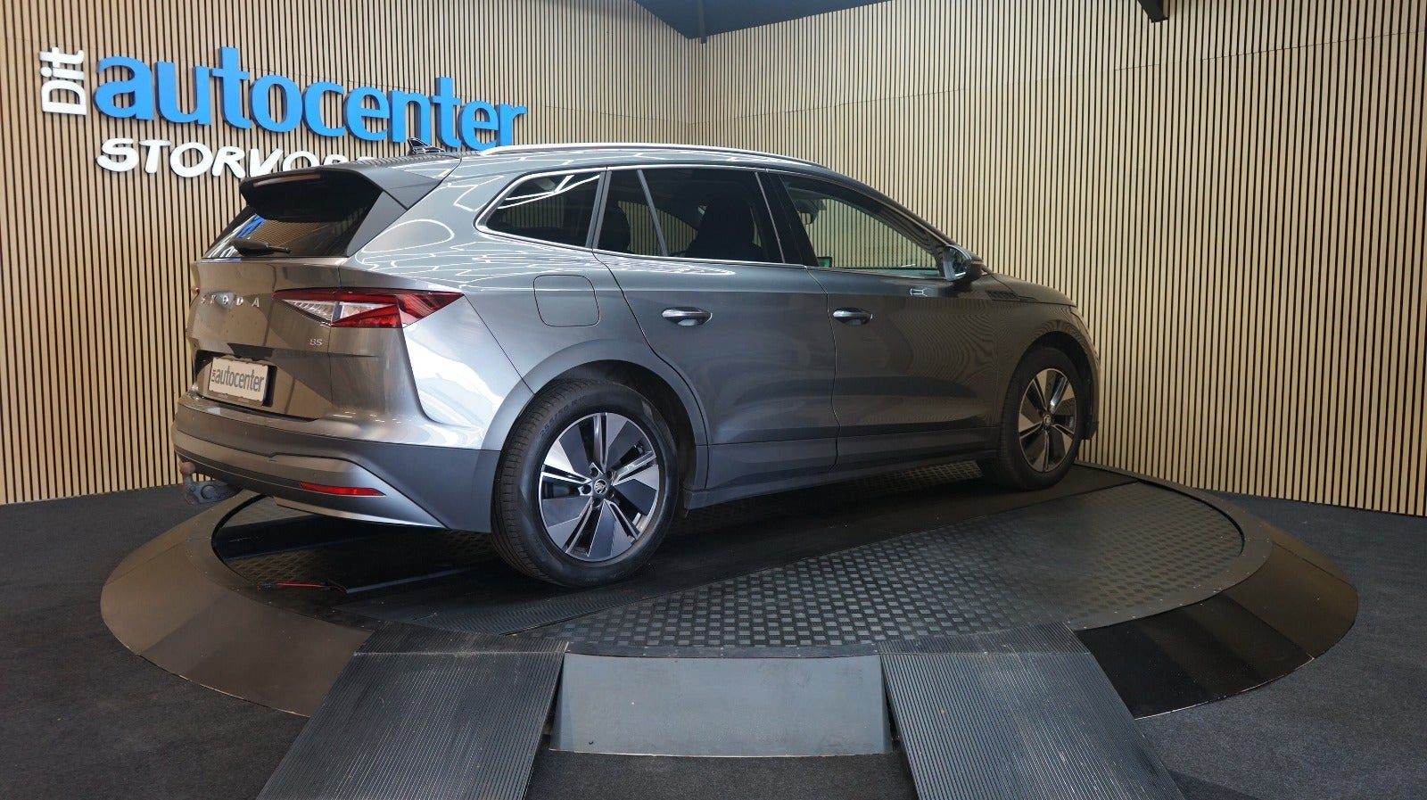 Grå Skoda Enyaq fra 2024