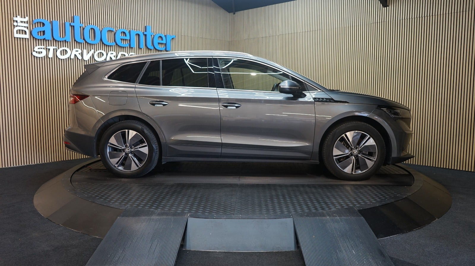 Grå Skoda Enyaq fra 2024