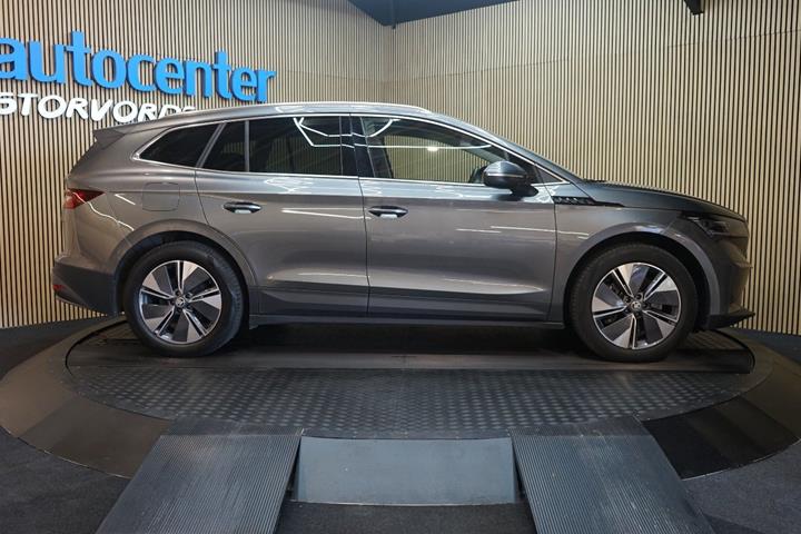 Grå Skoda Enyaq fra 2024