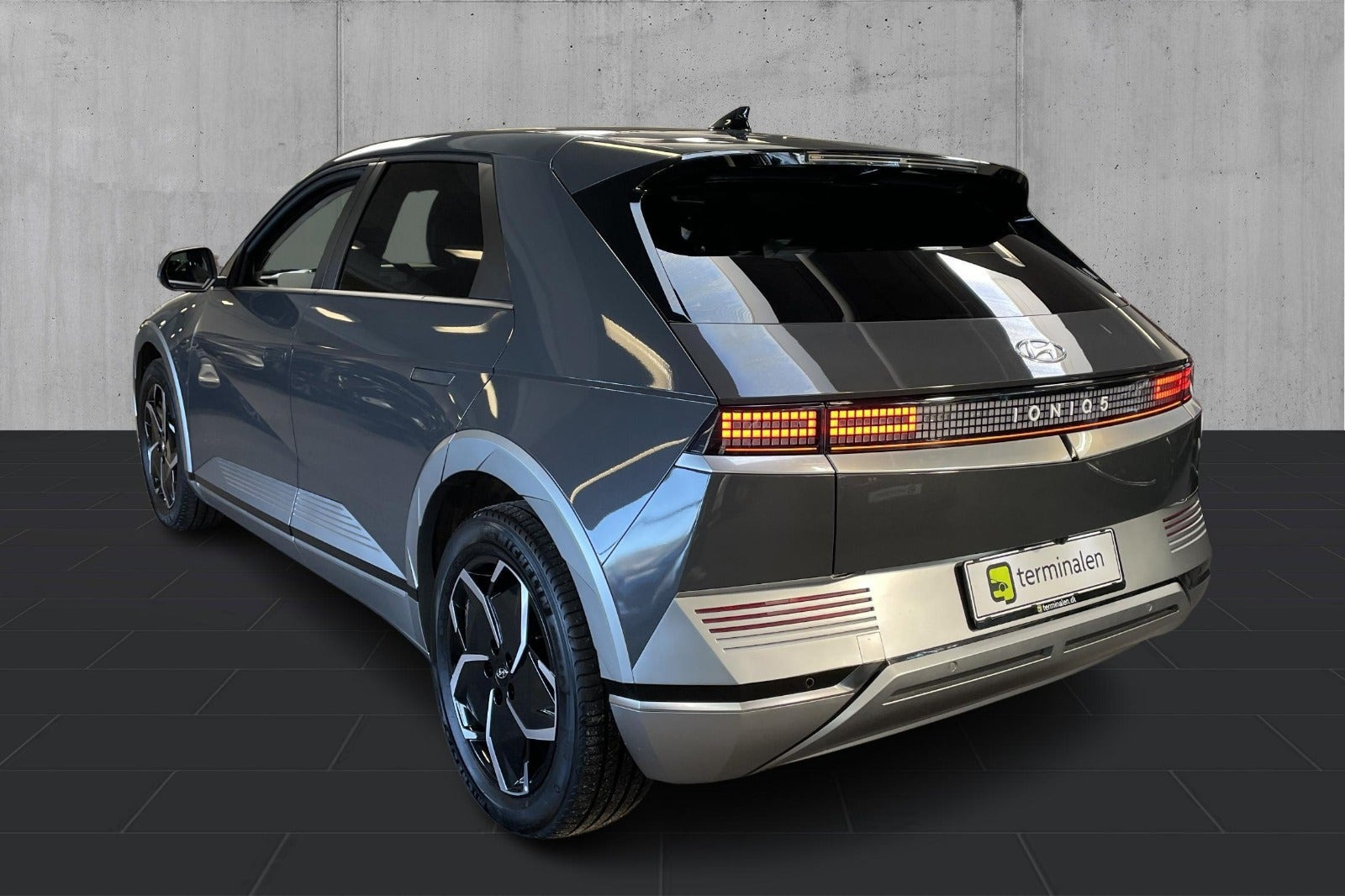 Grå Hyundai Ioniq 5 fra 2024