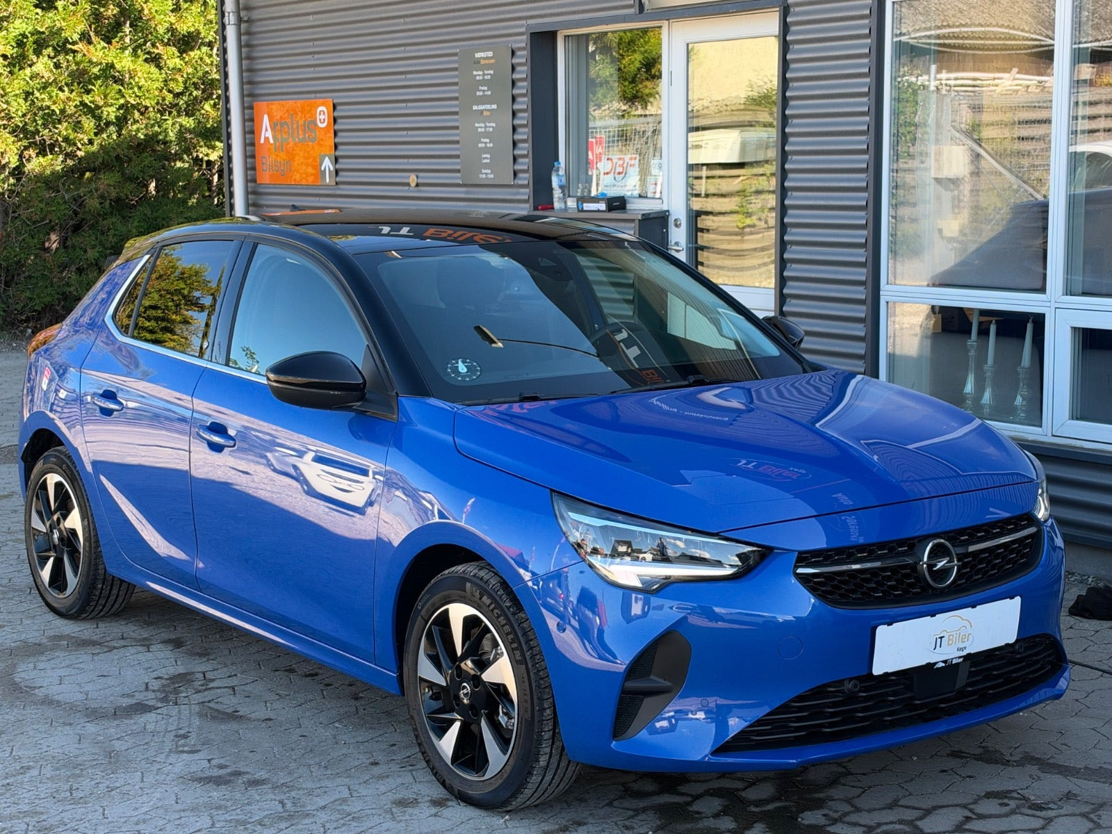 Blå Opel Corsa-e fra 2024