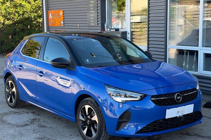Blå Opel Corsa-e fra 2024