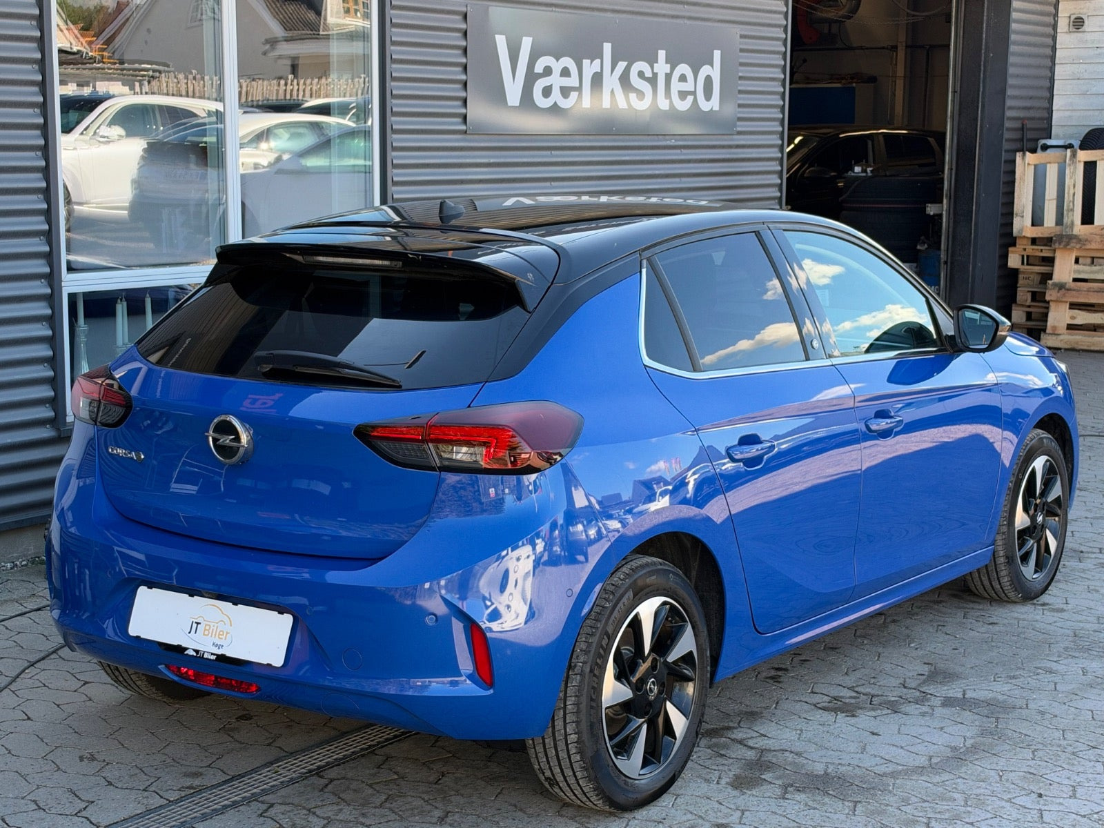 Blå Opel Corsa-e fra 2024
