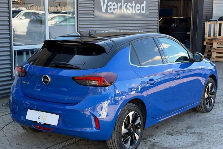 Blå Opel Corsa-e fra 2024