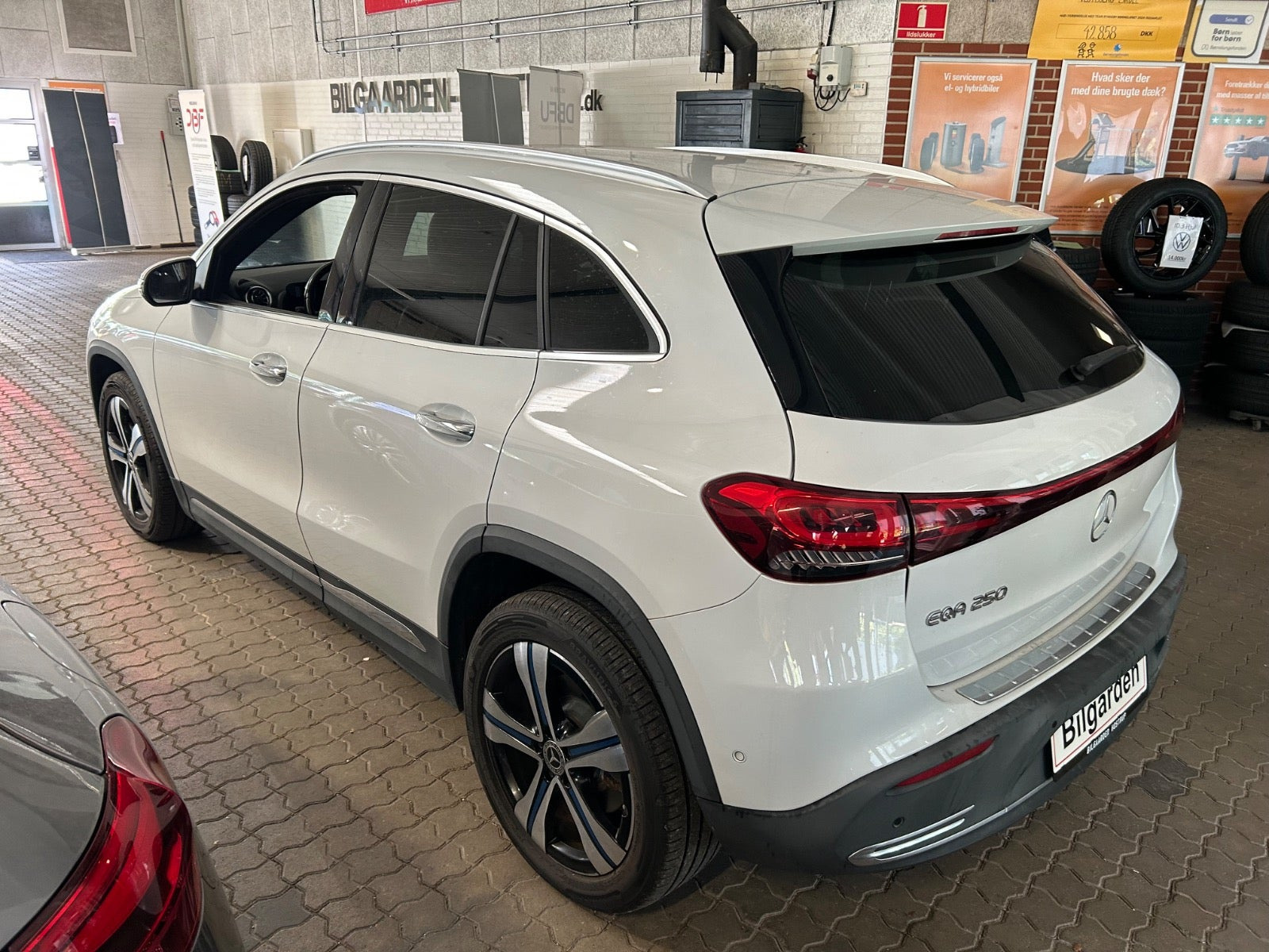 Hvid Mercedes EQA250 fra 2022