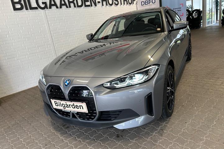 Sort BMW i4 fra 2023 set udefra