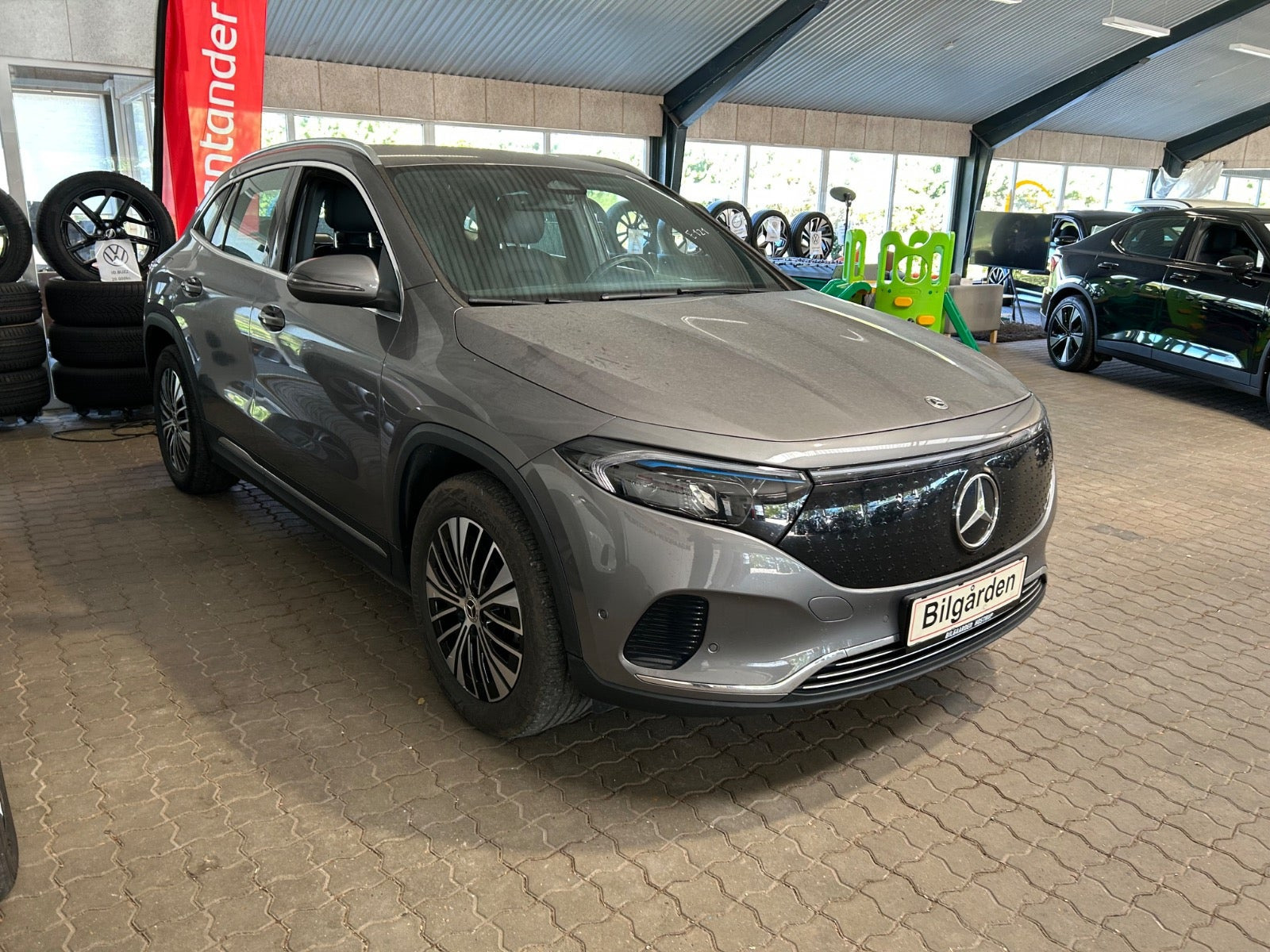 Grå Mercedes EQA300 fra 2024