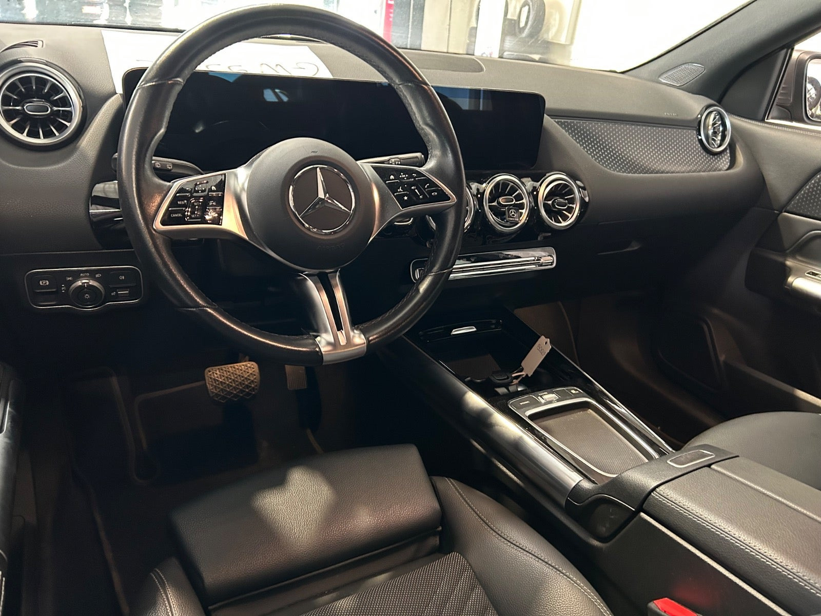 Grå Mercedes EQA300 fra 2024