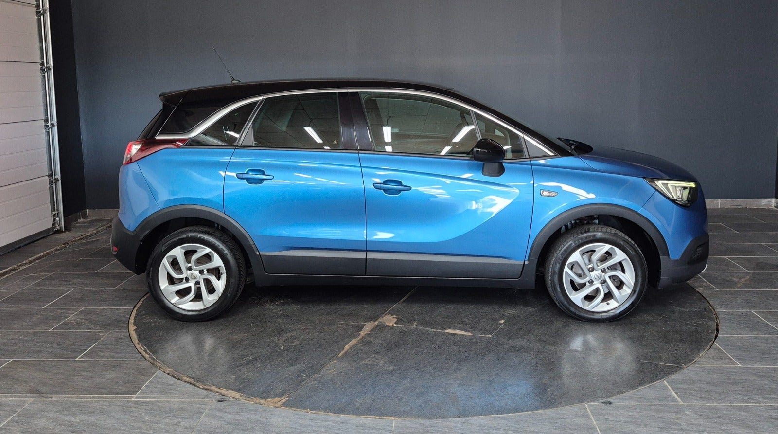 Blå Opel Crossland X fra 2019