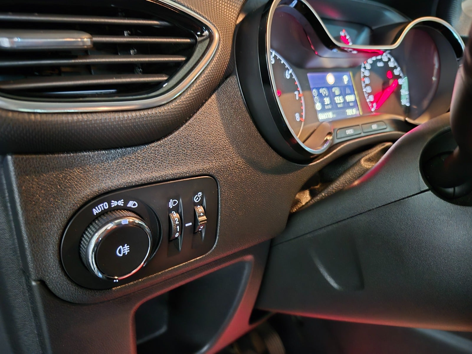 Blå Opel Crossland X fra 2019