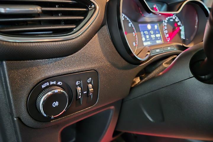 Blå Opel Crossland X fra 2019