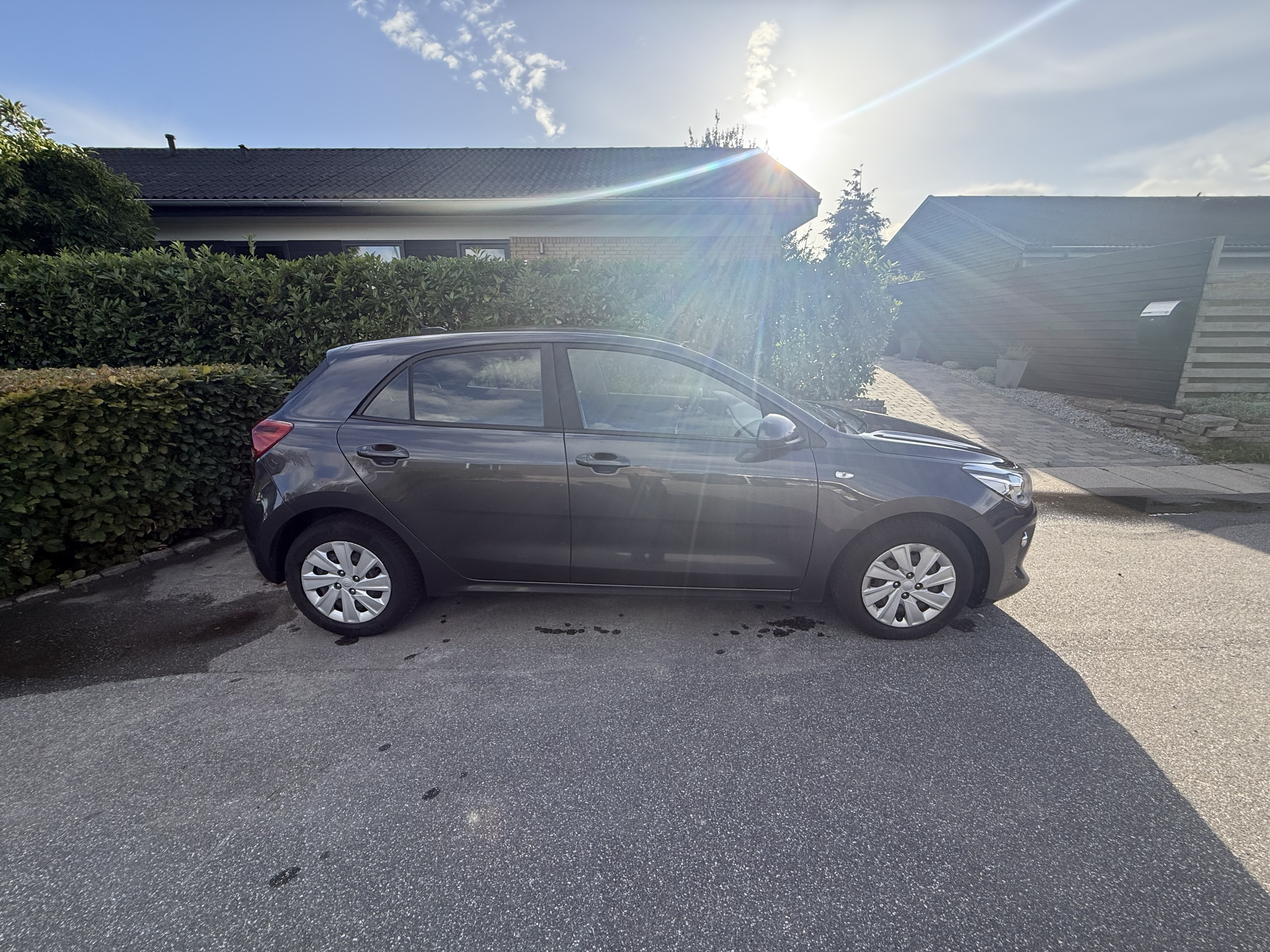 Grå Kia Rio fra 2017