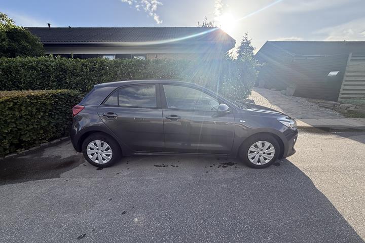 Grå Kia Rio fra 2017