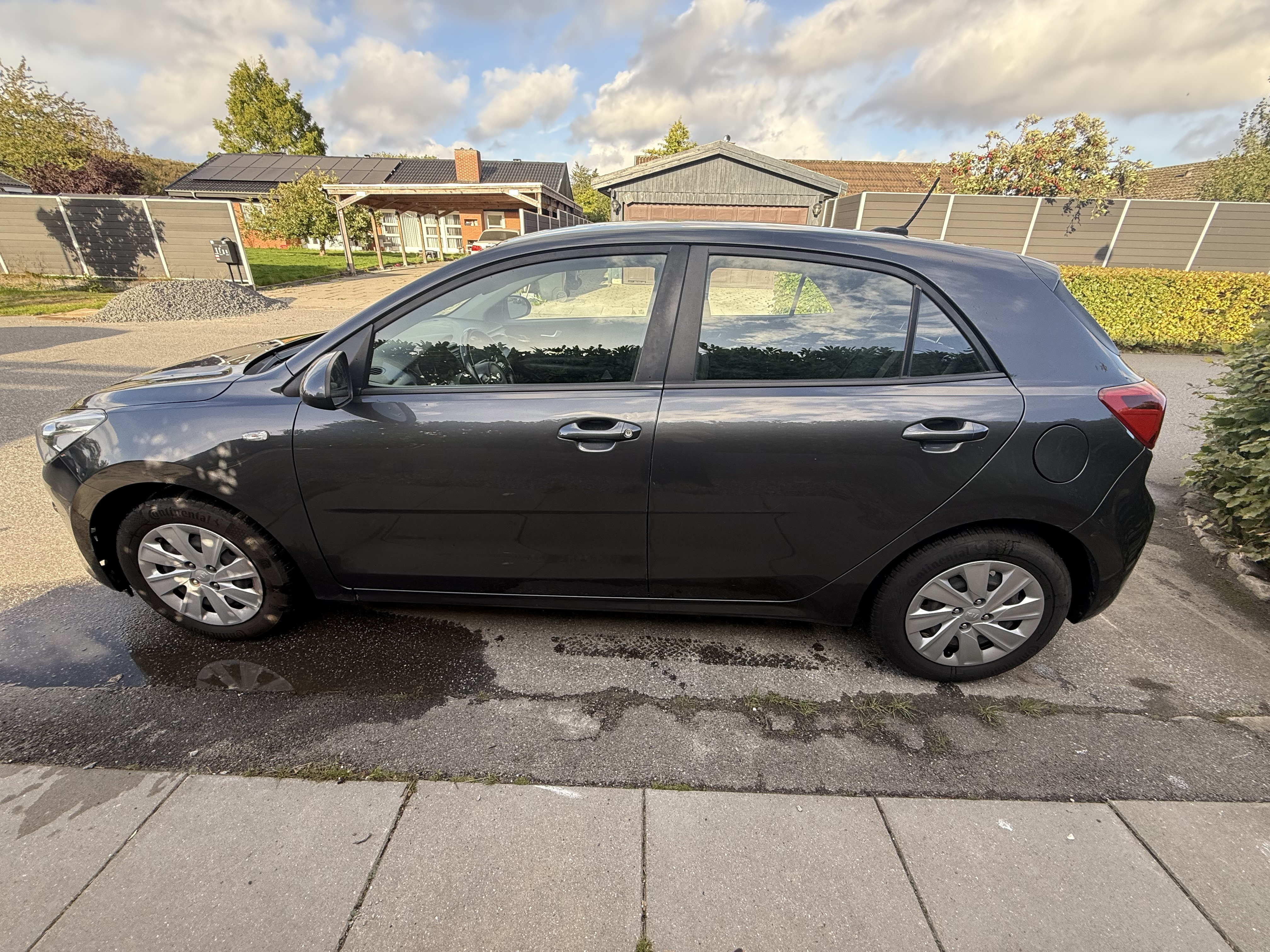 Grå Kia Rio fra 2017