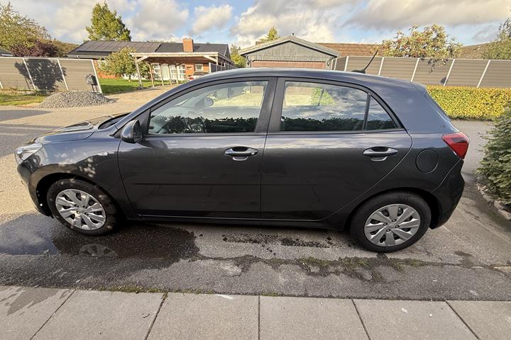 Grå Kia Rio fra 2017