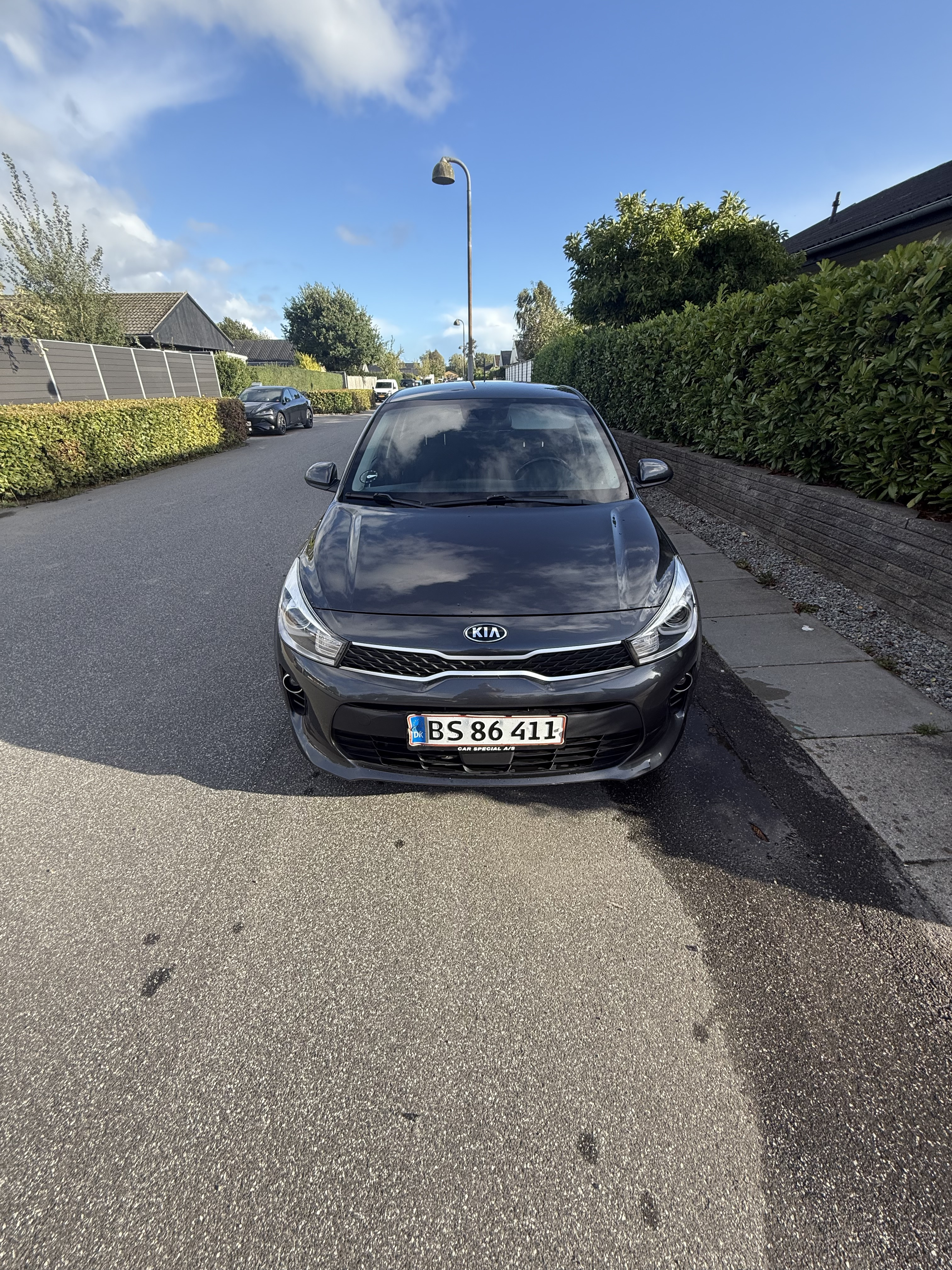 Grå Kia Rio fra 2017