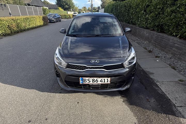 Grå Kia Rio fra 2017