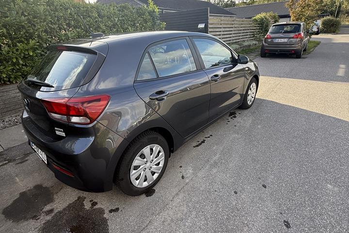 Grå Kia Rio fra 2017