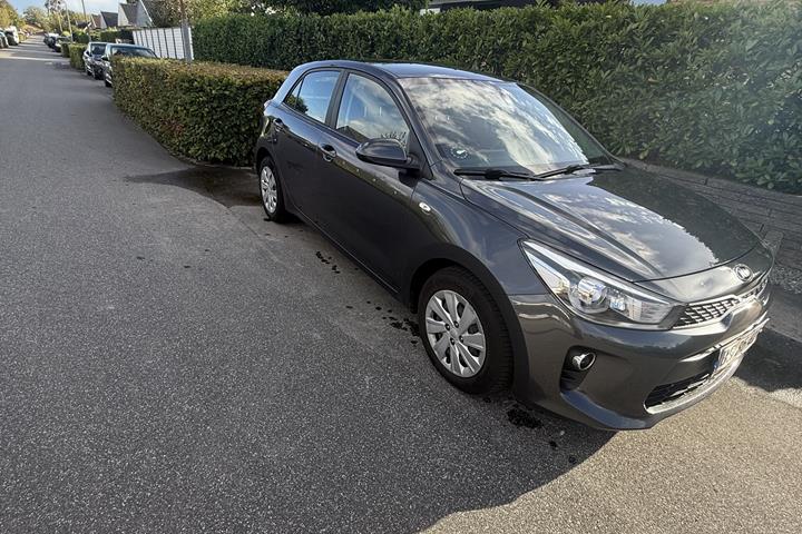 Grå Kia Rio fra 2017