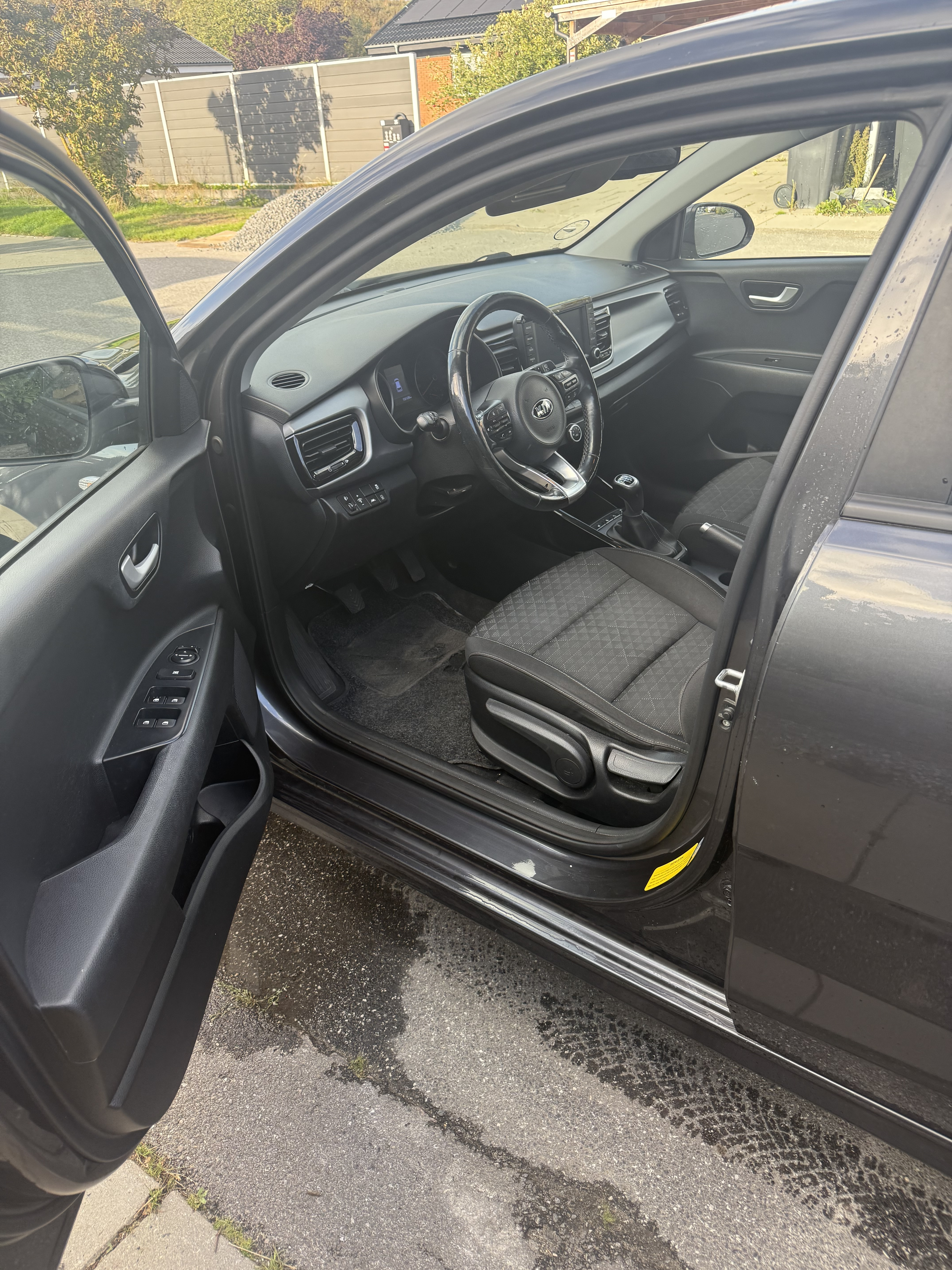 Grå Kia Rio fra 2017