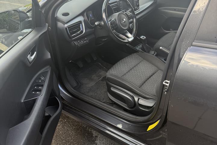 Grå Kia Rio fra 2017