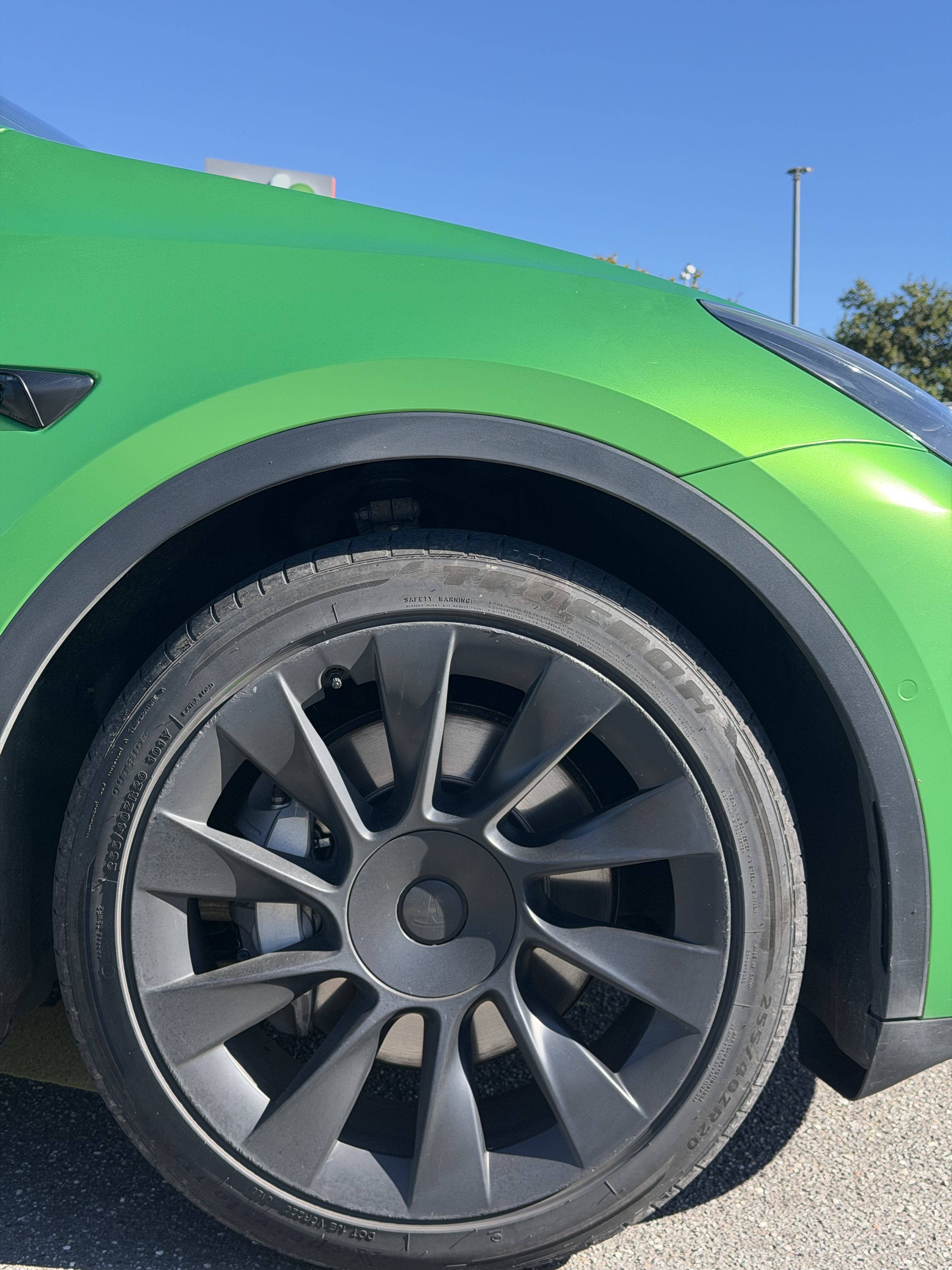 Grå Tesla Model Y fra 2021