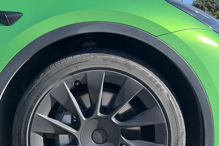 Grå Tesla Model Y fra 2021