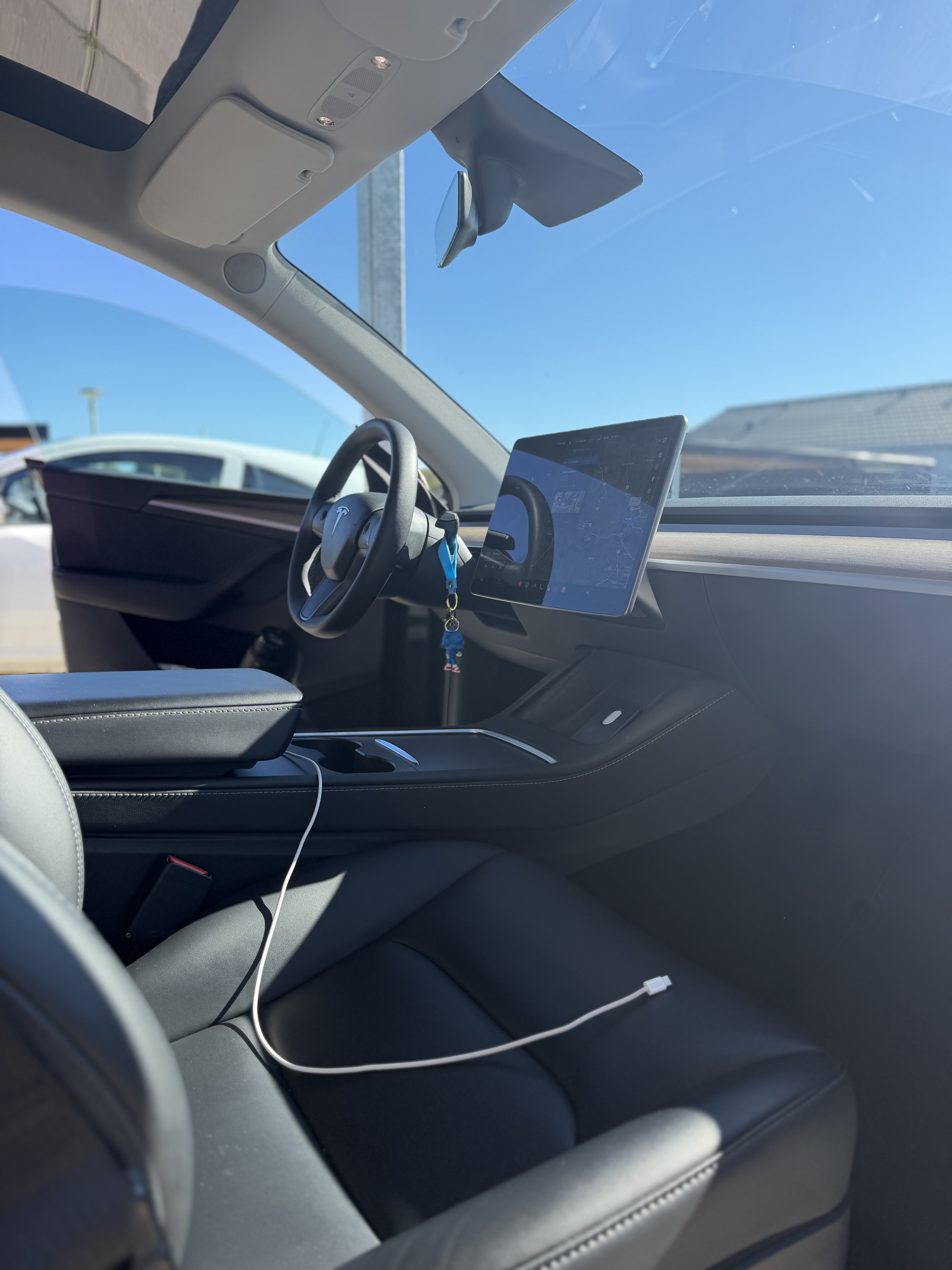 Grå Tesla Model Y fra 2021