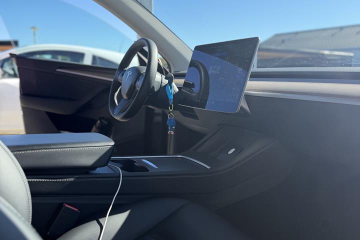 Grå Tesla Model Y fra 2021