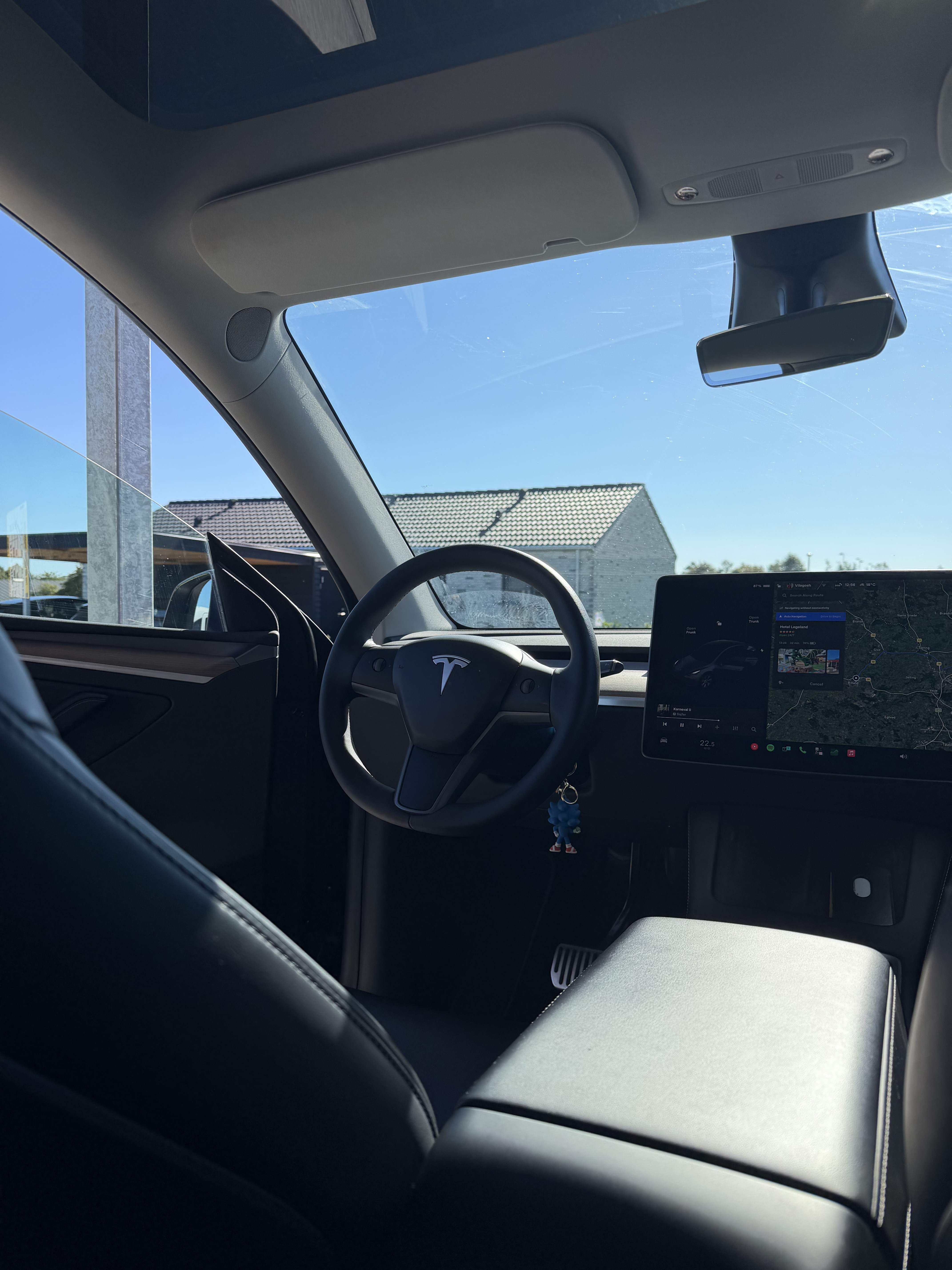 Grå Tesla Model Y fra 2021