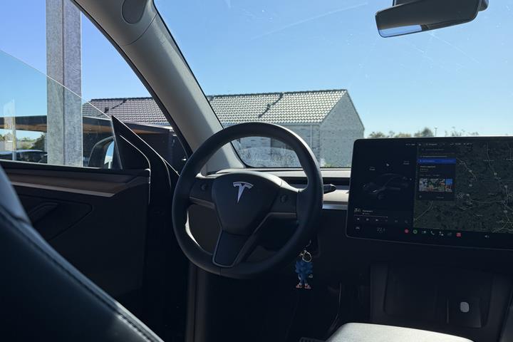 Grå Tesla Model Y fra 2021