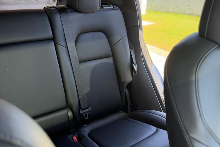 Grå Tesla Model Y fra 2021