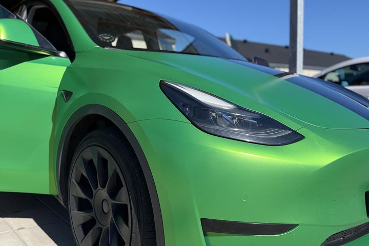 Grå Tesla Model Y fra 2021