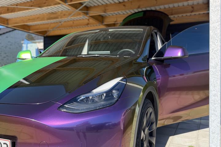 Grå Tesla Model Y fra 2021