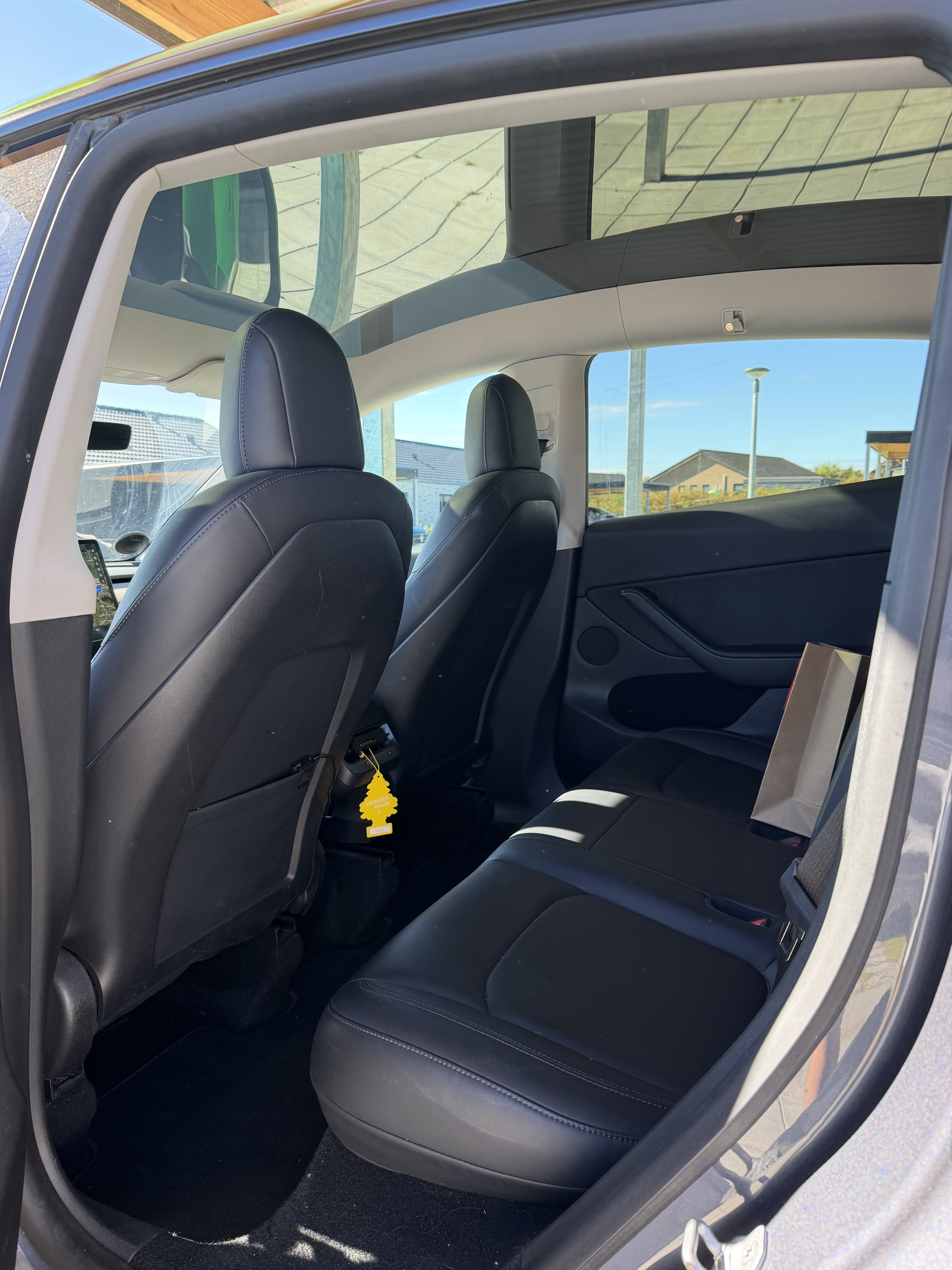 Grå Tesla Model Y fra 2021