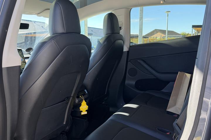 Grå Tesla Model Y fra 2021