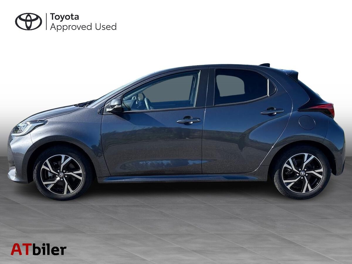 Sort Toyota Yaris fra 2025
