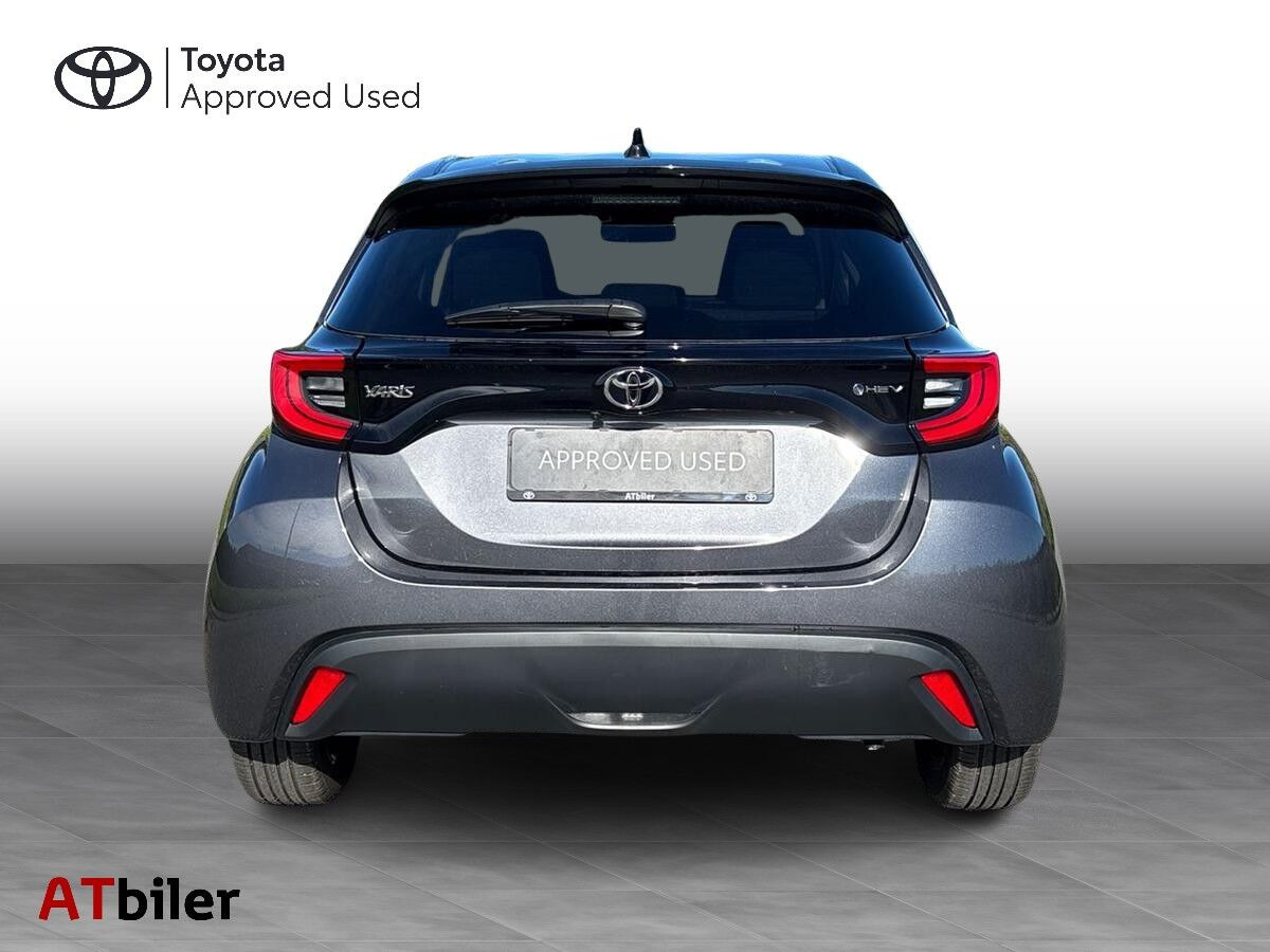 Sort Toyota Yaris fra 2025