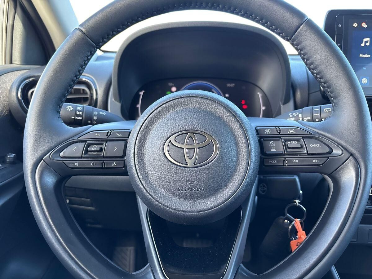 Sort Toyota Yaris fra 2025