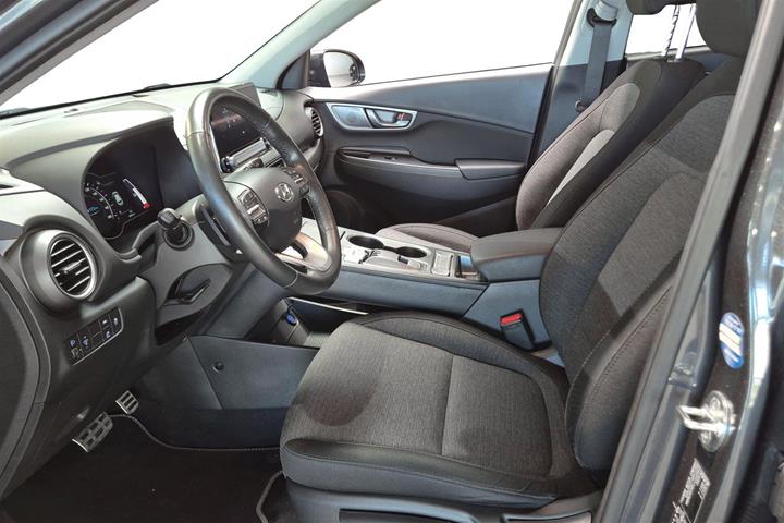 Grå Hyundai Kona fra 2021