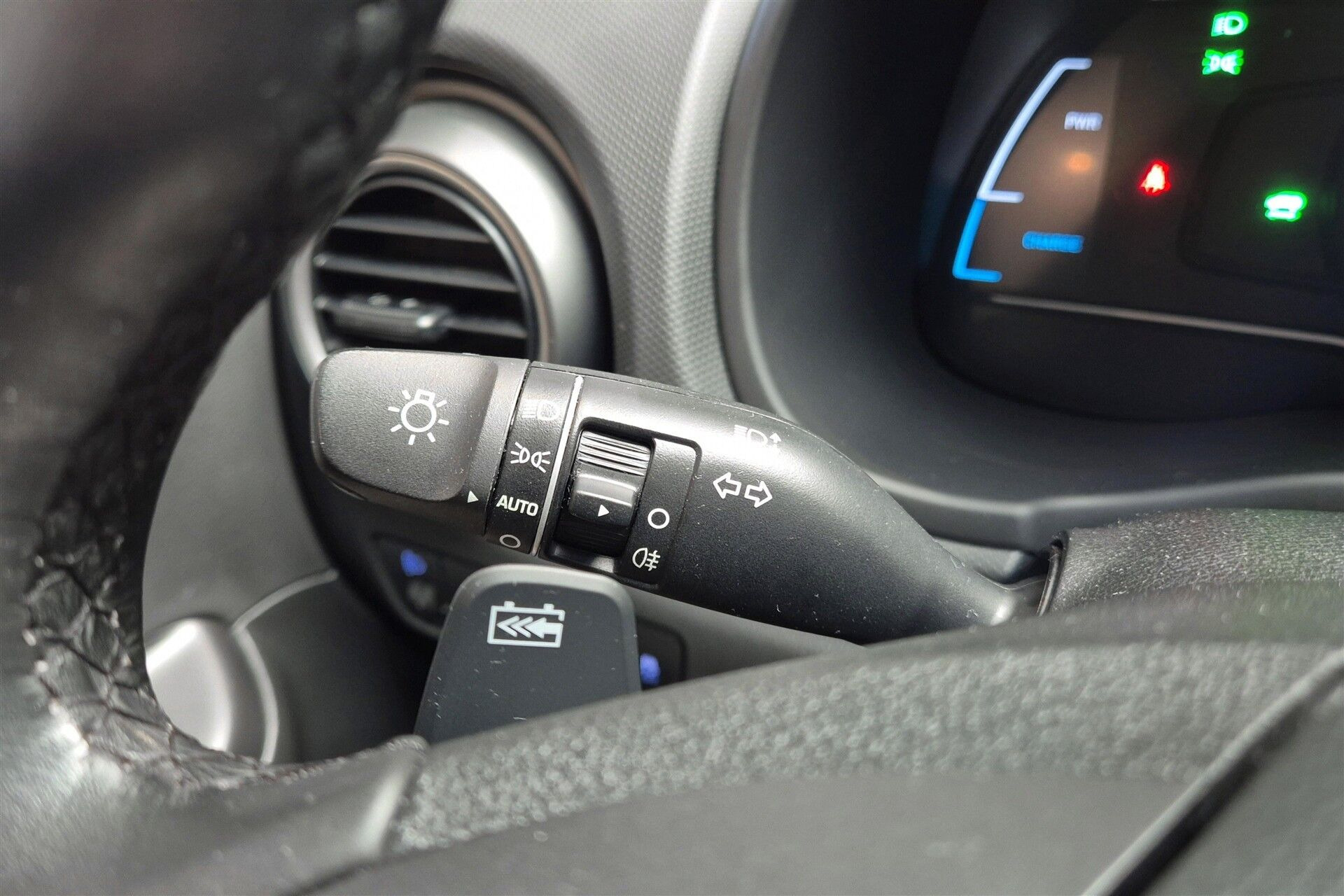 Grå Hyundai Kona fra 2021