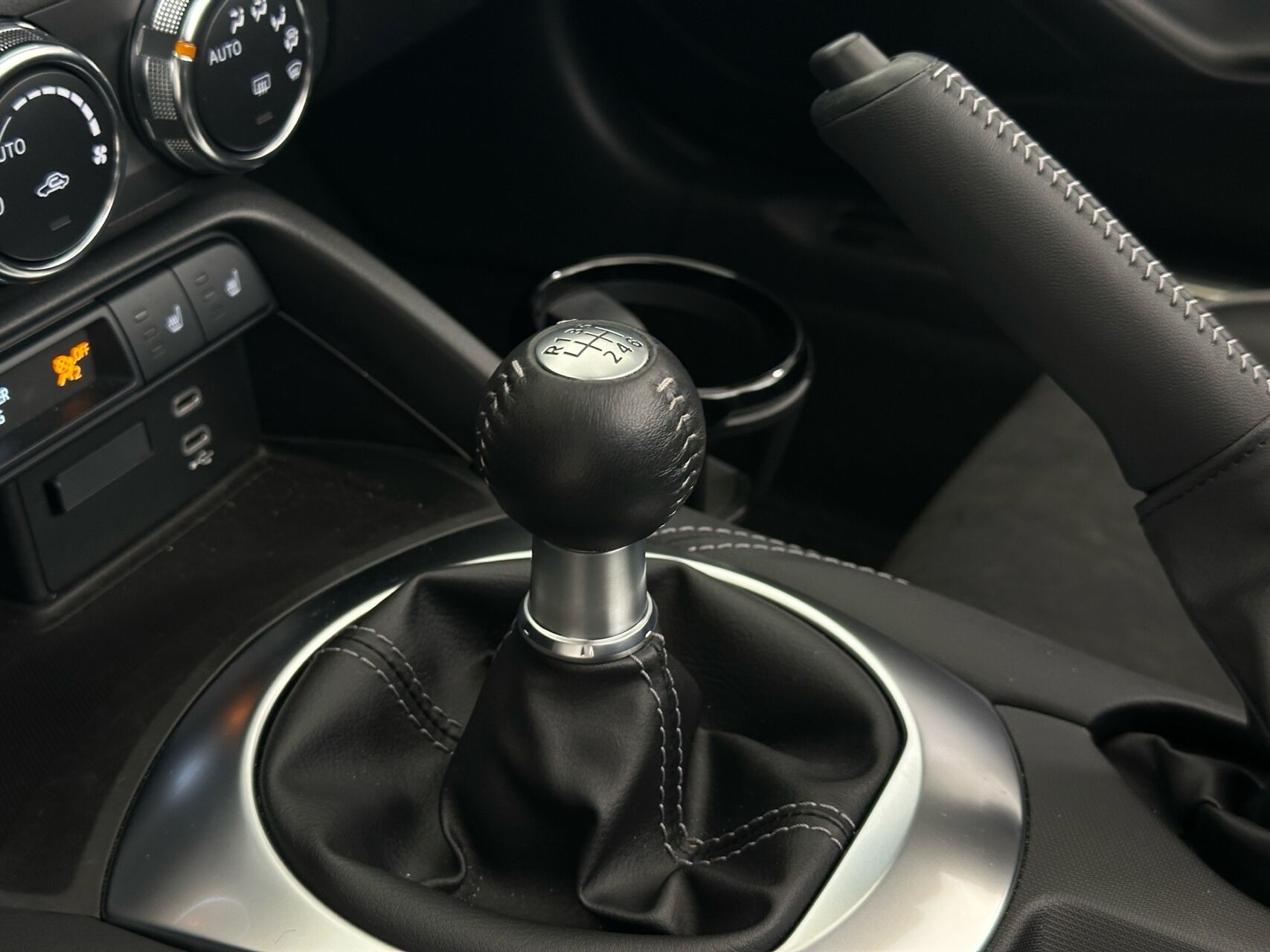 Grå Mazda MX-5 fra 2026
